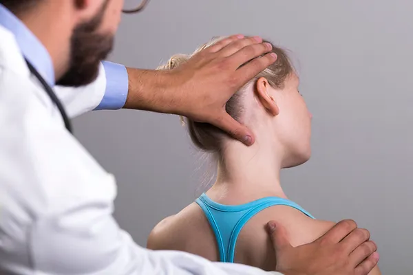 A #1 physiotherapist assisting a patient with mobility exercises in their Delhi NCR home.